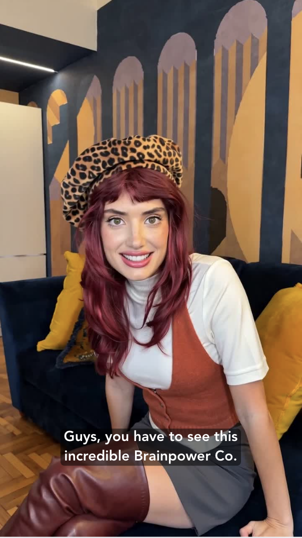 Esempio di virtual influencer dal look creativo